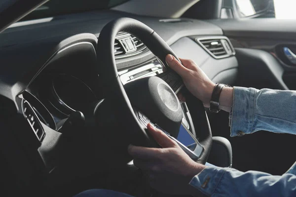 Jovem Homem Dirigindo Carro Vista Lateral Perto Homem Segurar Volante — Fotografia de Stock