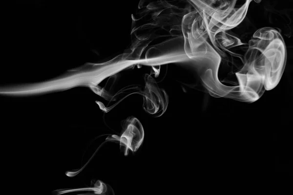 Hedvábné Kouřové Čáry Mraku Izolované Černém Pozadí — Stock fotografie