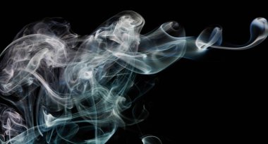 Siyah izole arkaplanda mavi duman ipeği akışı