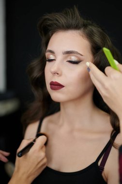 Kuaförde manken hazırlayın. Makyaj ve saç stili hazırlığı 