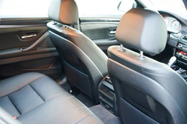 İçi siyah deri kaplı modern bir araba kulübesi. 