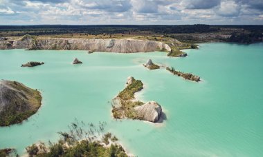 Güneşli bir günde tepedeki manzaranın üstünde endüstriyel taş ocağı manzarası