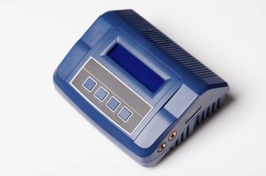 Stüdyo arka planında ekran ve düğmeleri olan mavi professioanl şarj cihazı