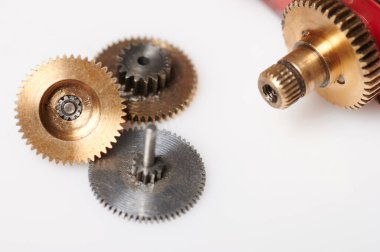 Metal. Stüdyo arka planında servo vitesleri izole edildi