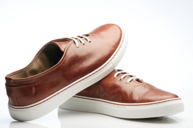 Deri kahverengi ayakkabılar ve rahat tabanlı bağcıklar.