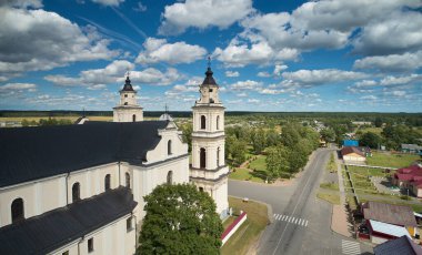 Mavi gökyüzü arka planındaki katedral kilisesi hava aracı görüntüsü