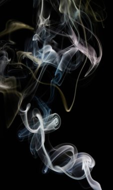 Siyah izole arkaplanda dikey duman eğrileri şekil akışı