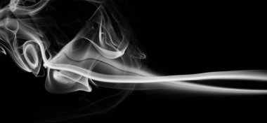 Siyah arkaplanda izole edilmiş beyaz duman şeridi