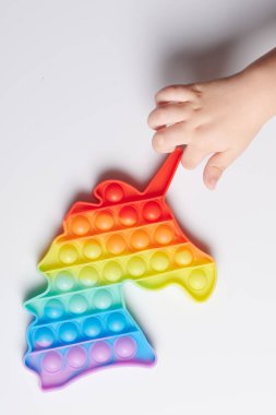 Çocuk oyuncağı beyaz stüdyo arka planında izole edilmiş.