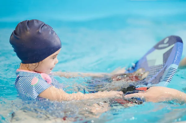 Los Niños Aprenden Nadar Agua Azul Piscina Con Ayuda Adultos — Foto de Stock