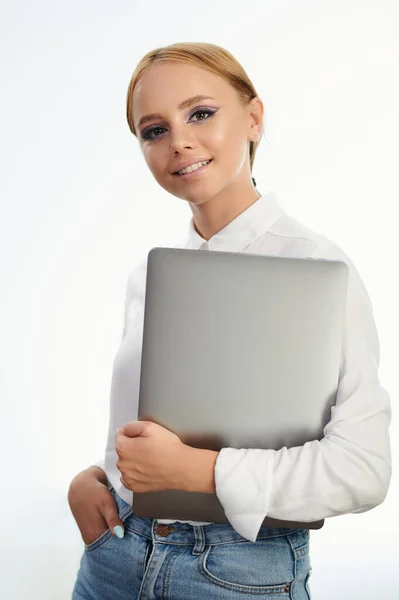 Jovem Mulher Stand Com Laptop Isolado Fundo Estúdio Branco — Fotografia de Stock