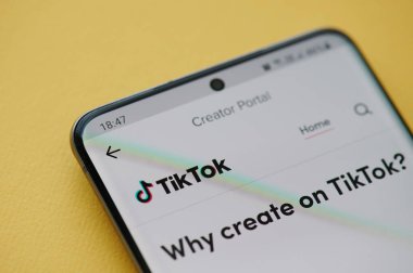 New York, ABD - 24 Haziran 2021: Akıllı telefon ekranında TikTok uygulamasının yaratıcısı portalı okunuyor