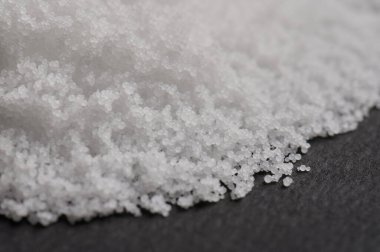 Yığınla polikarbonat toplarını üst üste koy. Granüler toplar