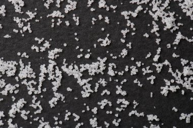 Siyah mat arka planında polipropilen beyaz toplar