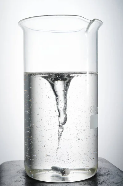 ガラスフラスコ内の液体ワックス渦を閉じ込めビュー — ストック写真