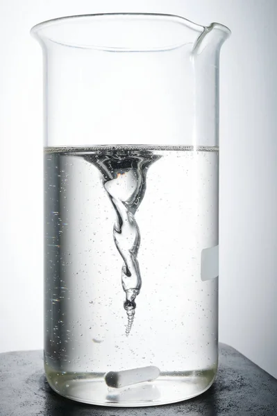 Kimyasal Deney Teması Uygulanıyor Mıknatıs Karıştırıcısında Cam Içinde Şeffaf Sıvı — Stok fotoğraf