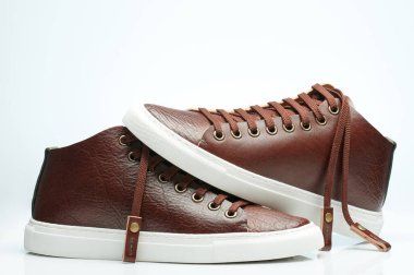 Zarif kahverengi deri ayakkabılar ve izole bağcıklar.