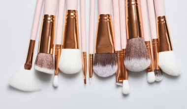 Kahverengi ve beyaz fırça araçları üst görünümün üzerinde izole