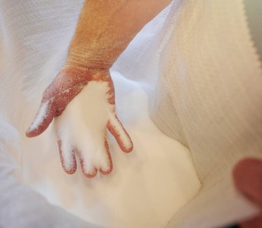 Beyaz granülleri açık çantada tut. Yakın çekim görüntüsü.