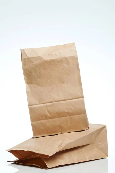 Dva Hnědé Recyklované Papírové Tašky Izolované Bílém Pozadí Studia — Stock fotografie
