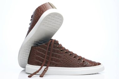 Beyaz stüdyo arka planında izole edilmiş bağcıklı yeni kahverengi ayakkabılar.