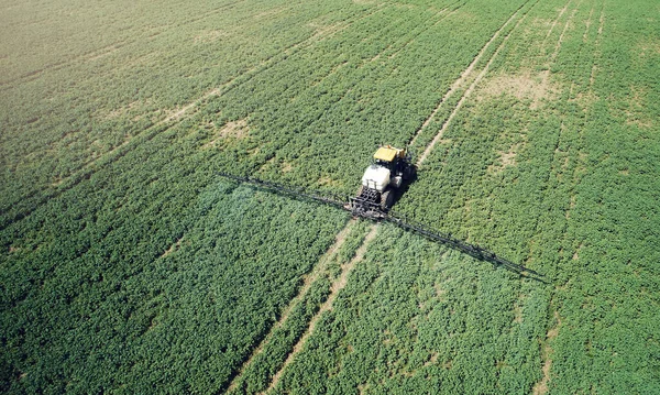 Καλλιεργούμενη Γεωργική Φυτοφάρμακα Ψεκασμού Ελκυστήρα Πάνω Από Την Κορυφή Drone — Φωτογραφία Αρχείου