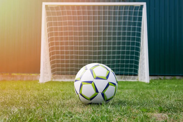 Bola Futebol Grama Verde Frente Portão Com Rede — Fotografia de Stock