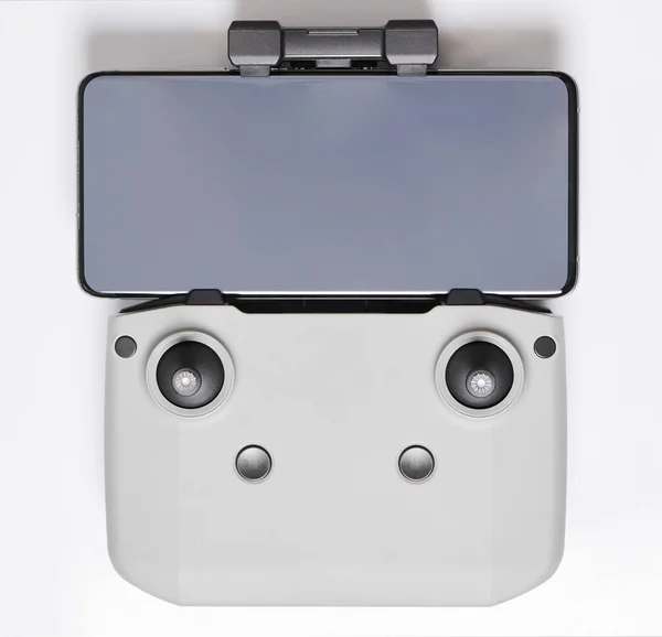 Drone Afstandsbediening Met Smartphone Geïsoleerd Studio Achtergrond — Stockfoto