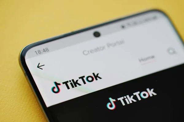 Nueva York Junio 2021 Tiktok Creator Portal Service Smartphone Screen — Foto de Stock