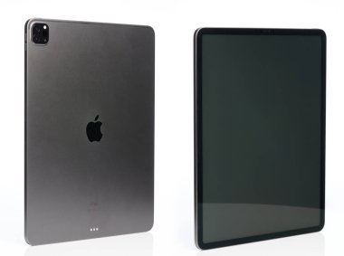New York, ABD - 3 Eylül 2021: Stüdyo arka planında izole edilmiş yeni ipad pro m1 tablet gri metal rengi