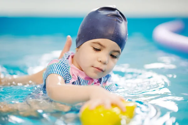 Bebé Niña Jugar Con Juguetes Piscina Sobre Fondo Agua Borrosa — Foto de Stock