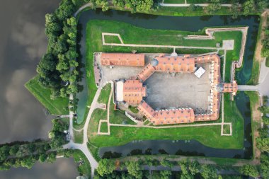 Beyaz Rusya 'daki Nesvizh kalesi insansız hava aracı üst görünümü