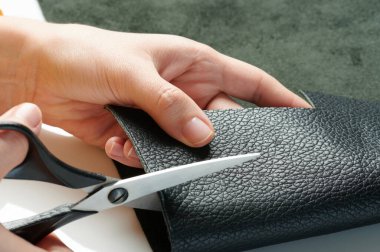 Deri üretim teması. Makas deri kesimiyle kes. 