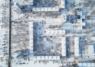 Şehir merkezindeki karlı çatı İHA 'nın üstündeki havadan görünüyor.
