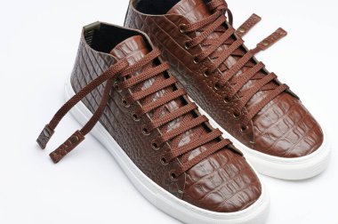 Beyaz stüdyo arka planında izole edilmiş lastik tabanlı deri kahverengi ayakkabılar.