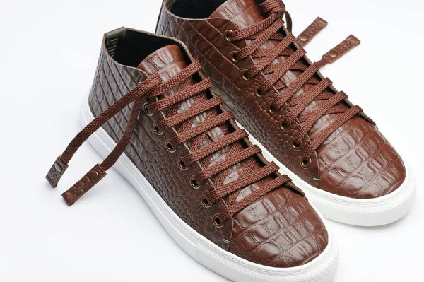 Beyaz stüdyo arka planında izole edilmiş lastik tabanlı deri kahverengi ayakkabılar.