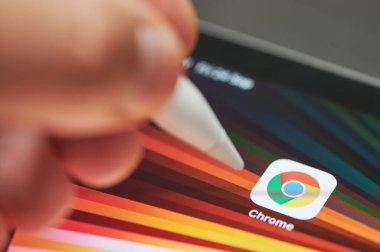 New York, ABD - 24 Eylül 2021: Google Chrome tarayıcısını ipad ekranında kalem kullanarak kapat