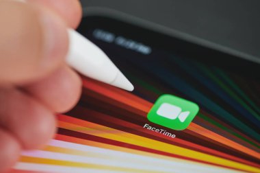 New York, ABD - 24 Eylül 2021: İPad panelinde Facetime 'ı kalem kullanarak kapat