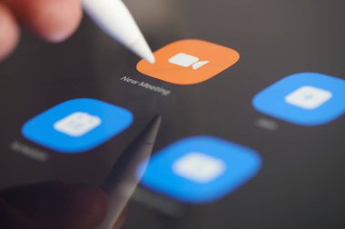 New York, ABD - 24 Eylül 2021: Kalem ekranını kullanarak ipad ekranına yakınlaştır