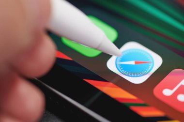 New York, ABD - 24 Eylül 2021: İPad panelinde safari tarayıcısını kalem ekranı kullanarak kapat