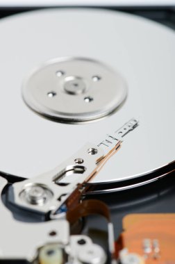 Okuyucu başlığı makro yakın görünümü olan sabit disk metal disk
