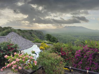 Masaya göl manzaralı gölgelik manzaralı havuz