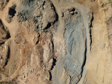 Boş kumdan taş ocağı üst insansız hava aracı görüşünün üzerinde.