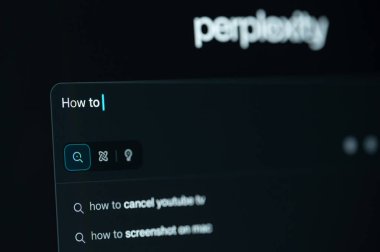 New York, ABD - 4 Kasım 2025: Akıllı telefon arka planında Perplexity Ai 'ye soru sormak 
