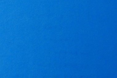 Pürüzsüz kağıt dokusu olan canlı mavi yüzey, çeşitli yaratıcı tasarımlar ve sanatsal projeler için ideal..