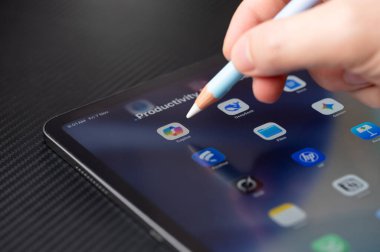 New York, ABD - 7 Kasım 2025: Tablet Microsoft yardımcı pilot uygulamasında karanlık masa üzerindeki görüntüyü kapat