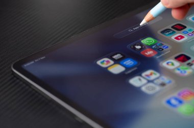 New York, ABD - 7 Kasım 2025: Tablet Kütüphanesi uygulama menüsünde ara