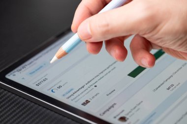 New York, ABD - 7 Kasım 2025: Tablet İlan Yöneticisi uygulama menüsünü kullanarak Koyu Masa 'ya yakın görünüm