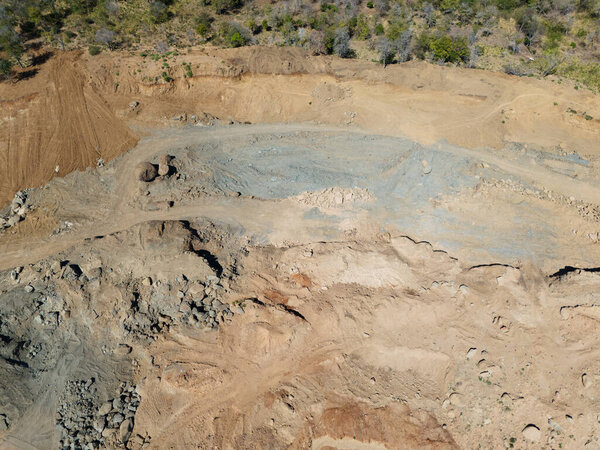 Большой песчаный карьер с видом на беспилотник в солнечный день