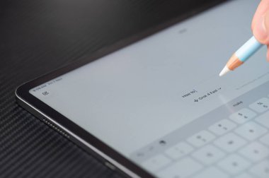 New York, ABD - 7 Kasım 2025: Grok 4 AI uygulama menüsüne Koyu Masa 'da kapat